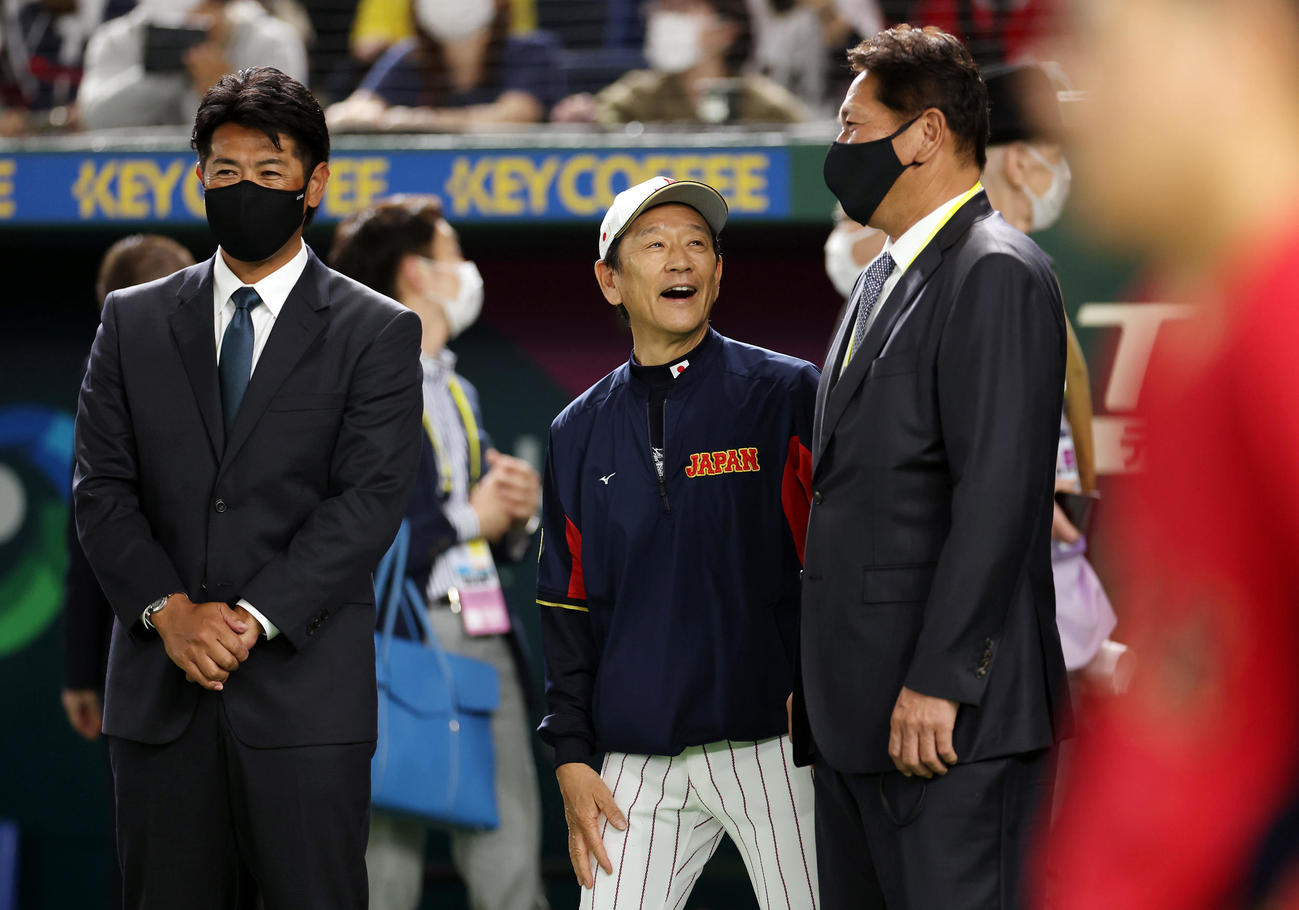 日本対中国　稲葉氏（左）、佐々木氏（右）と言葉を交わす栗山監督（撮影・前田充）
