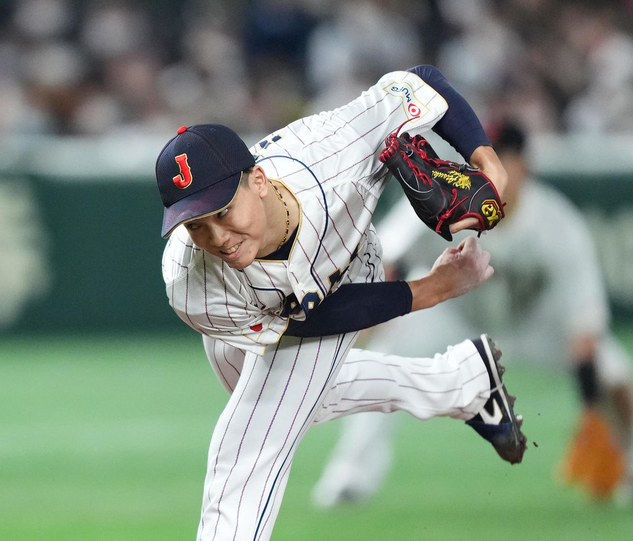 日本対中国　8回、日本3番手で登板の湯浅（撮影・菅敏）