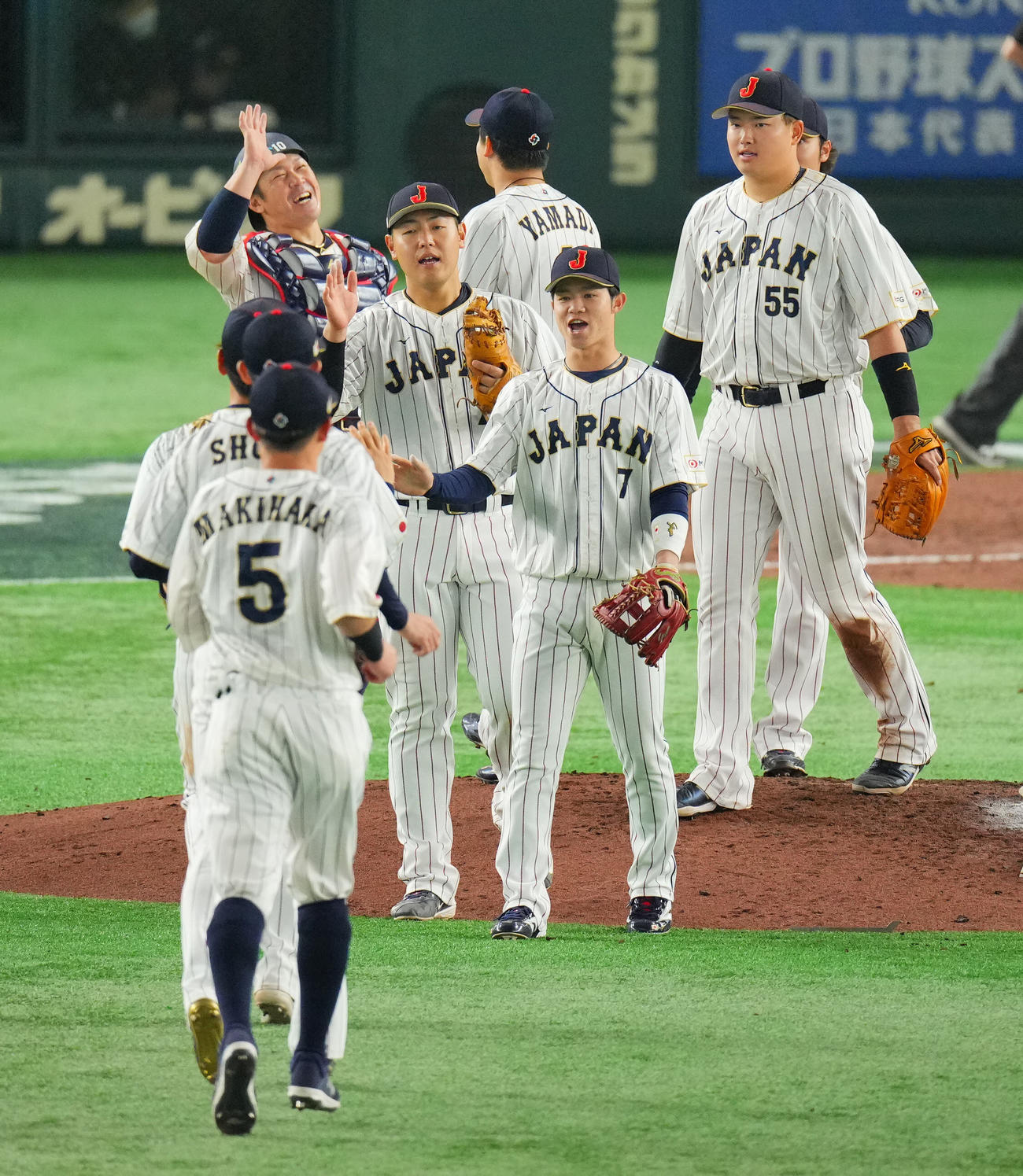 日本対中国　中国に勝利しタッチを交わす日本の選手たち（撮影・垰建太）