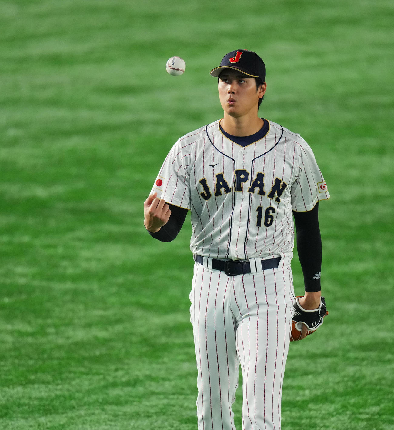 日本対中国　試合前歓声を受けながらグラウンドに入る大谷（撮影・垰建太）