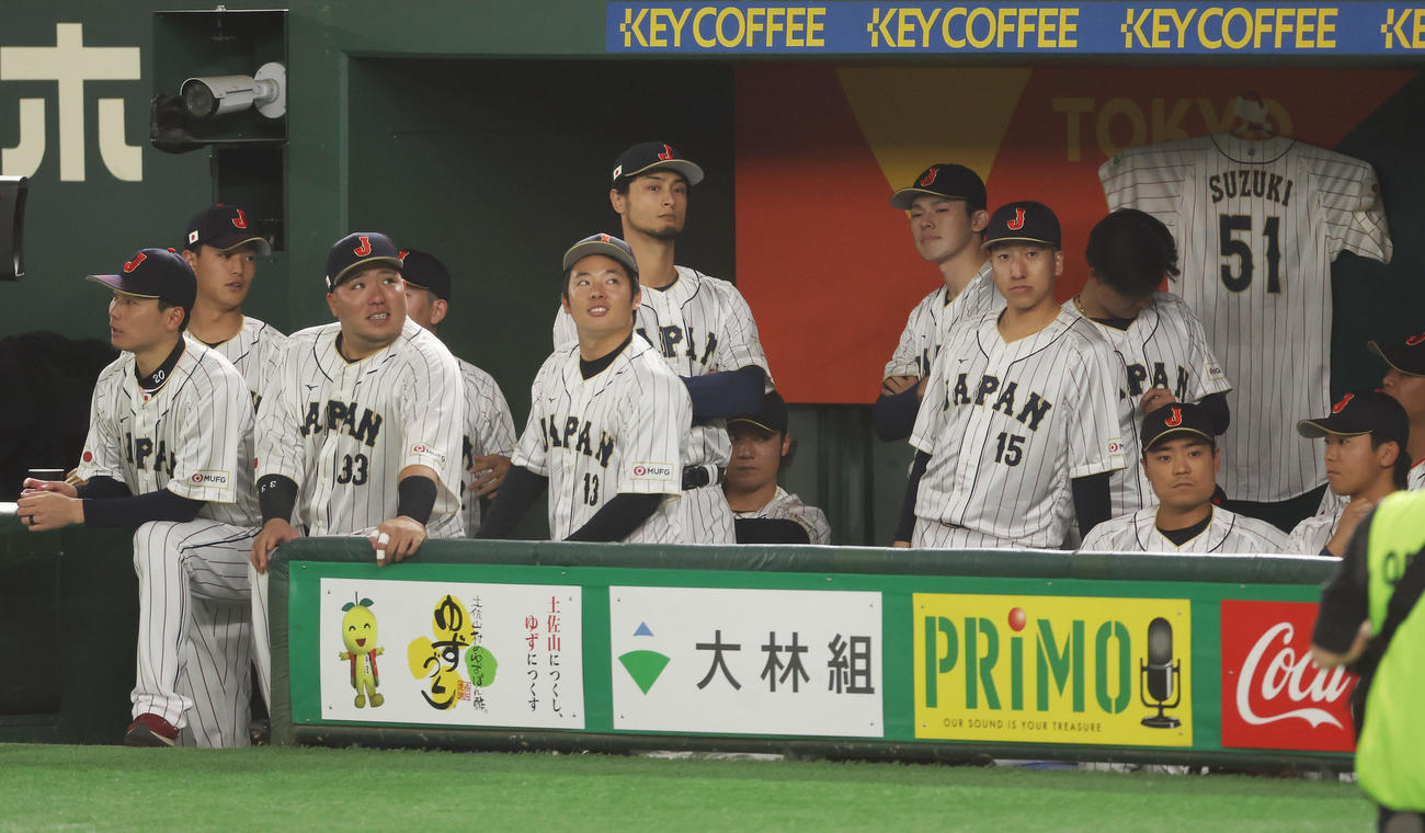 日本対中国　入場を待つ侍ジャパンの選手たち。ベンチには鈴木誠也のユニホームが掲げられる（撮影・前田充）