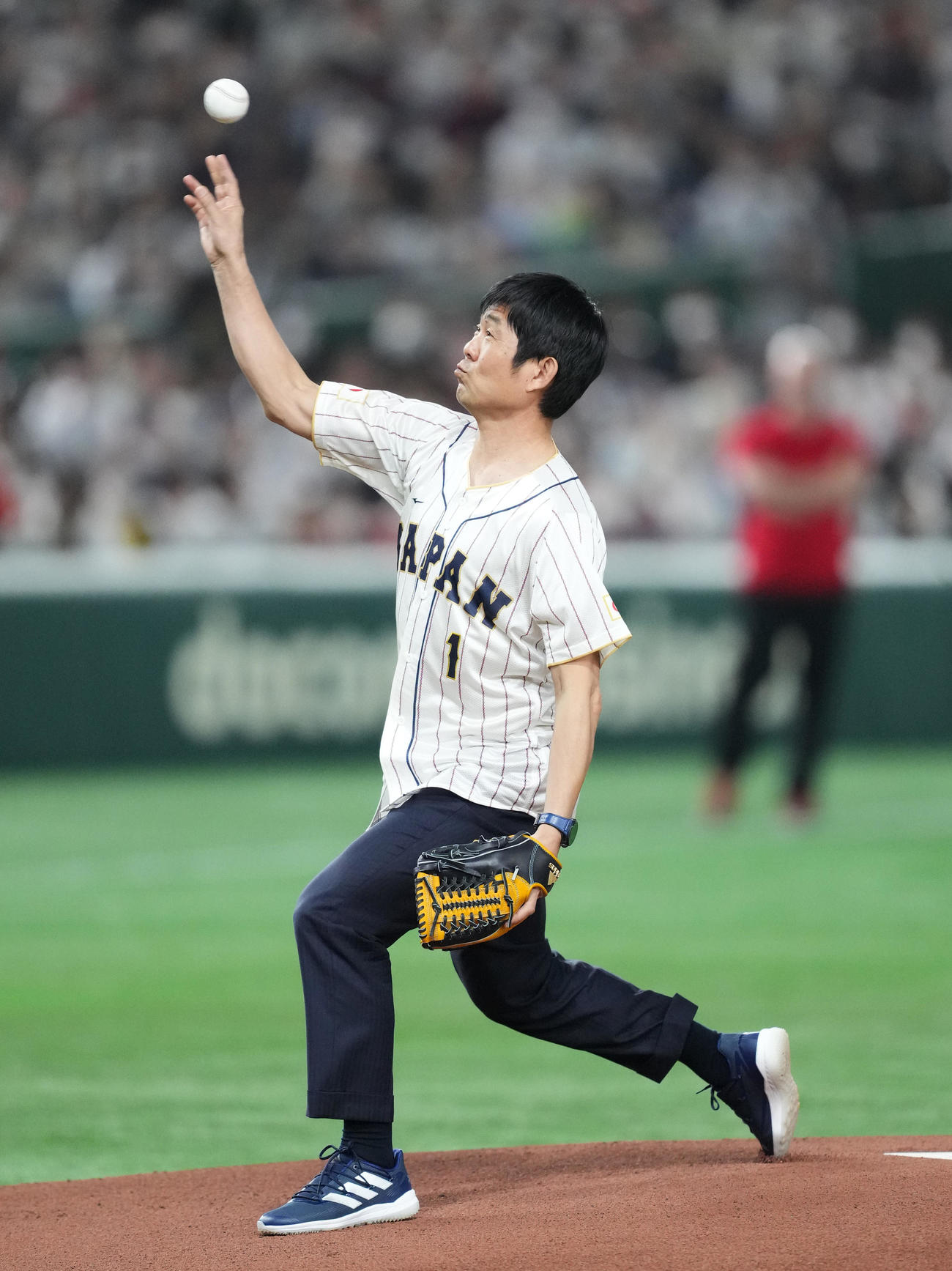 日本対中国戦で始球式を務めるサッカー日本代表の森保監督（撮影・菅敏）