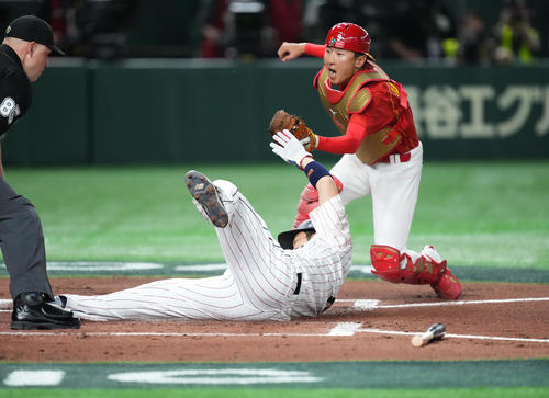 日本対中国　1回裏日本1死満塁、岡本の右飛で本塁を狙うもアウトとなる三塁走者近藤（撮影・菅敏）