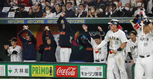 日本対中国　4回裏日本1死一、三塁、大谷が2点適時二塁打を放ちベンチで喜ぶ日本ナイン（撮影・前田充）