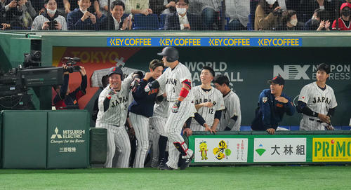日本対中国　7回裏日本無死、ソロ本塁打を放った牧（中央）は山川（左）とともに「デスターシャ」（撮影・垰建太）