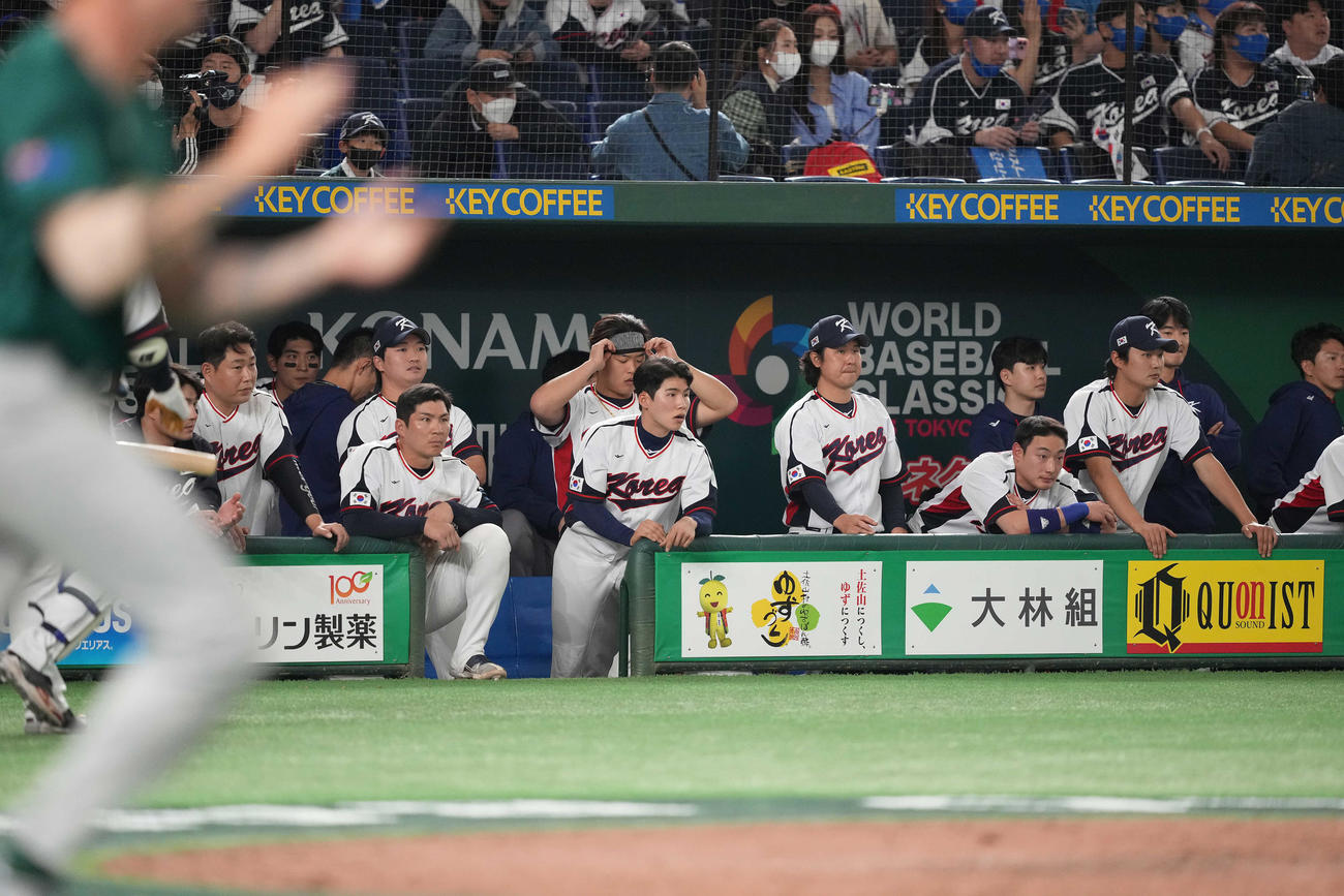 オーストラリア対韓国　オーストラリアに敗れ、ぼうぜんとする韓国ナイン（撮影・鈴木みどり）