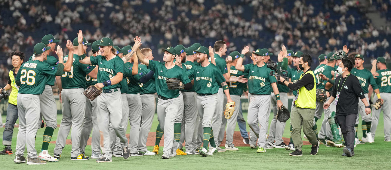 オーストラリア対韓国　韓国に勝利しタッチを交わすオーストラリアナイン（撮影・鈴木みどり）