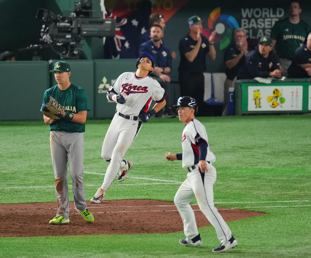 韓国対オーストラリア　9回裏韓国1死一塁、右飛に倒れ肩を落とす李政厚。右はエドマン（撮影・垰建太）