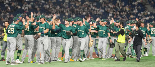オーストラリア対韓国 韓国に勝利しタッチを交わすオーストラリアナイン(撮影・鈴木みどり)