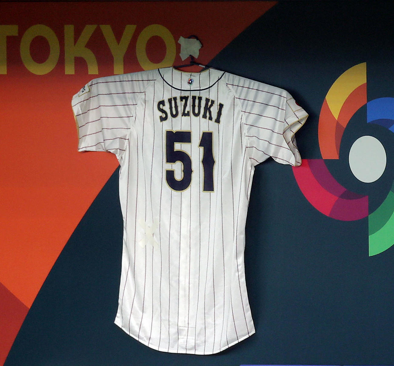 日本対チェコ　ベンチに飾られる鈴木のユニホーム。左脇腹付近に×印（撮影・前田充）