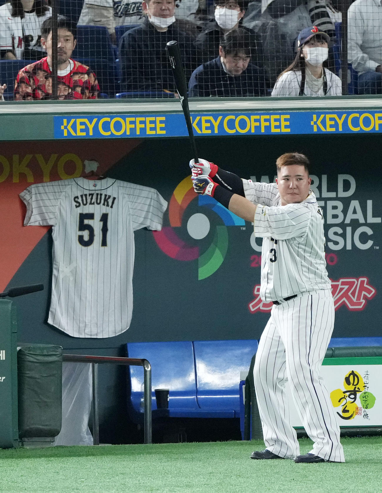 日本対チェコ　試合前、素振りをする山川（撮影・横山健太）