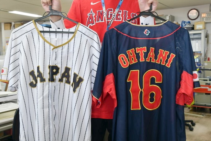 9日からの2日間「WBC大谷翔平デー」と称し、エンゼルスの大谷Tシャツを着用して業務を行いながら大谷の日本代表ユニホームも掲げて活躍を願う奥州市の職員（奥州市提供）