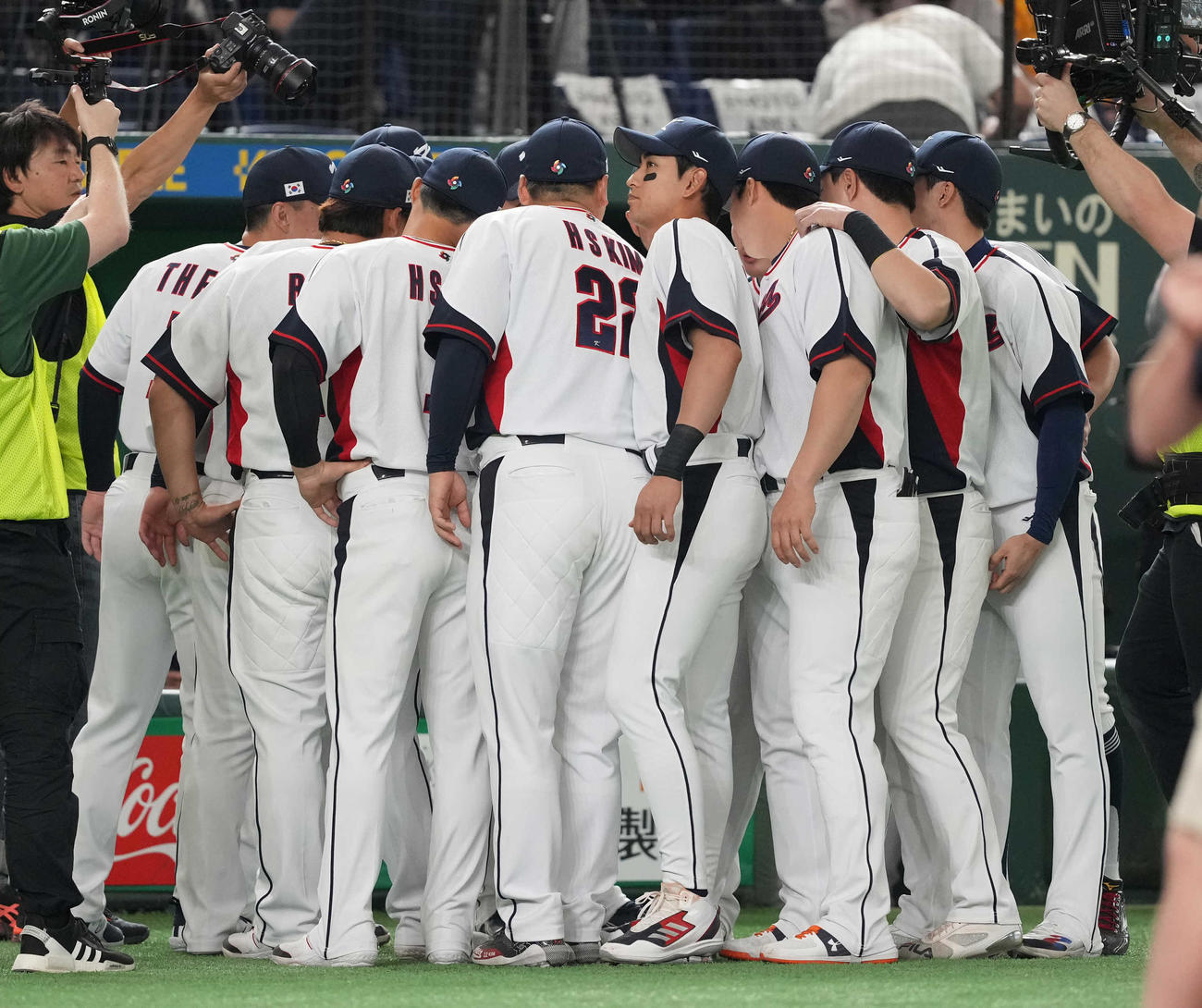 オーストラリア対韓国　試合前円陣を組む韓国ナイン（撮影・鈴木みどり）