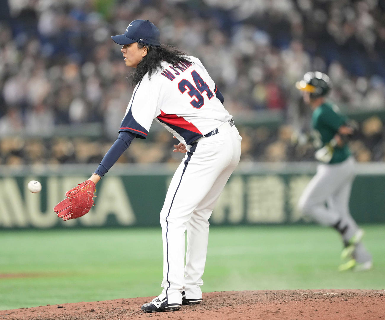 オーストラリア対韓国　7回表オーストラリア2死二、三塁、グレンディニングに3点本塁打を浴びる金元中（撮影・鈴木みどり）