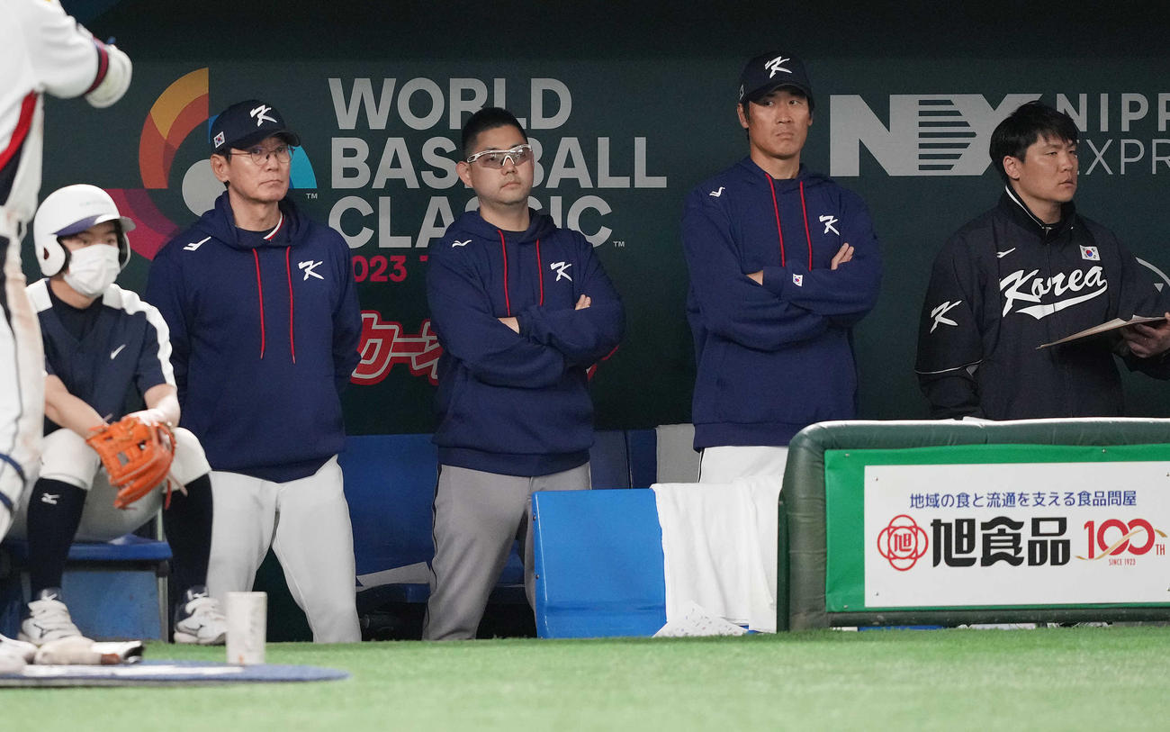 オーストラリア対韓国　試合を見守る韓国の李強■（■は吉を二つ横に並べる）監督（左から2人目）（撮影・鈴木みどり）