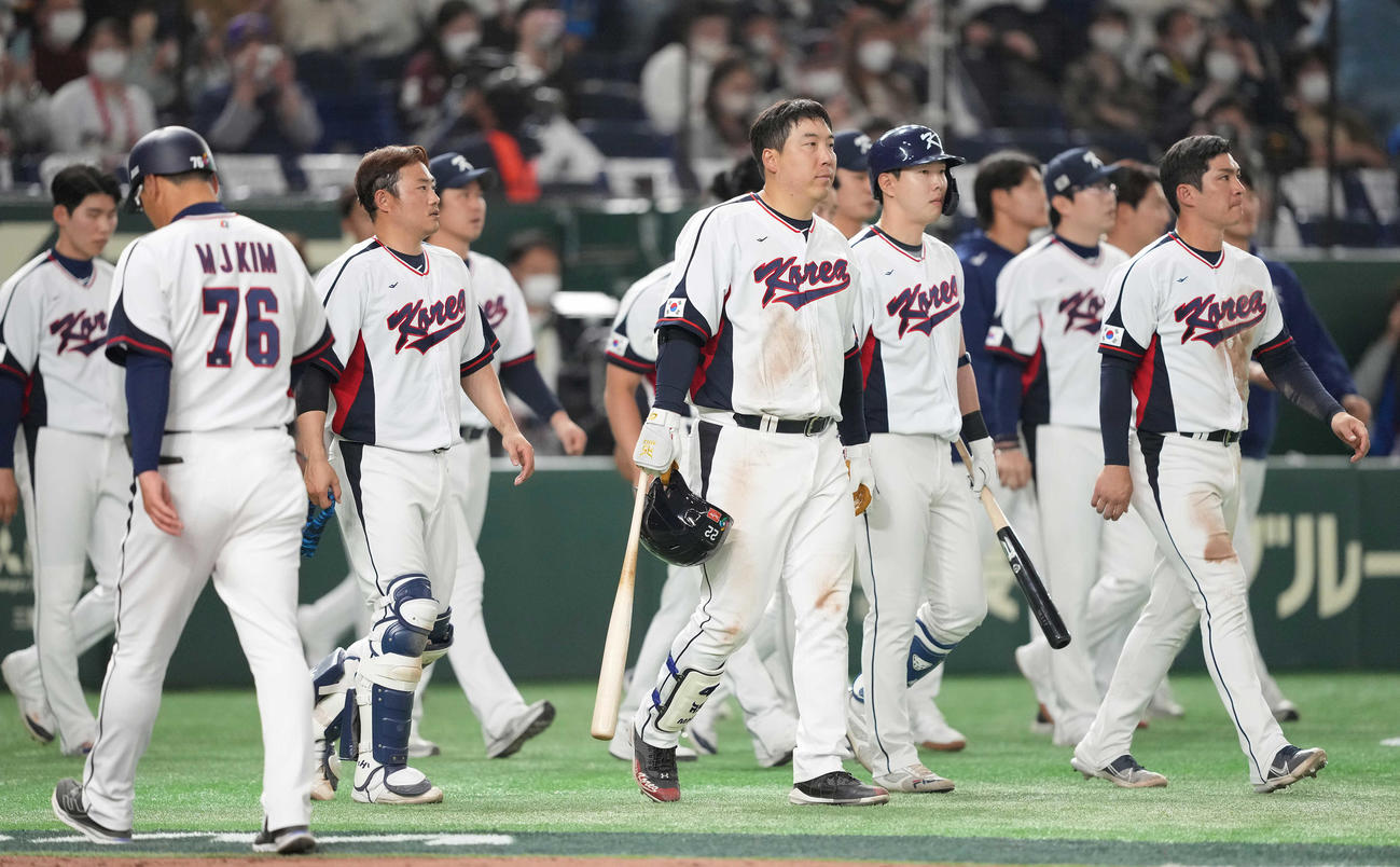 オーストラリア対韓国　オーストラリアに敗れ、ぼうぜんとする韓国ナイン（撮影・鈴木みどり）