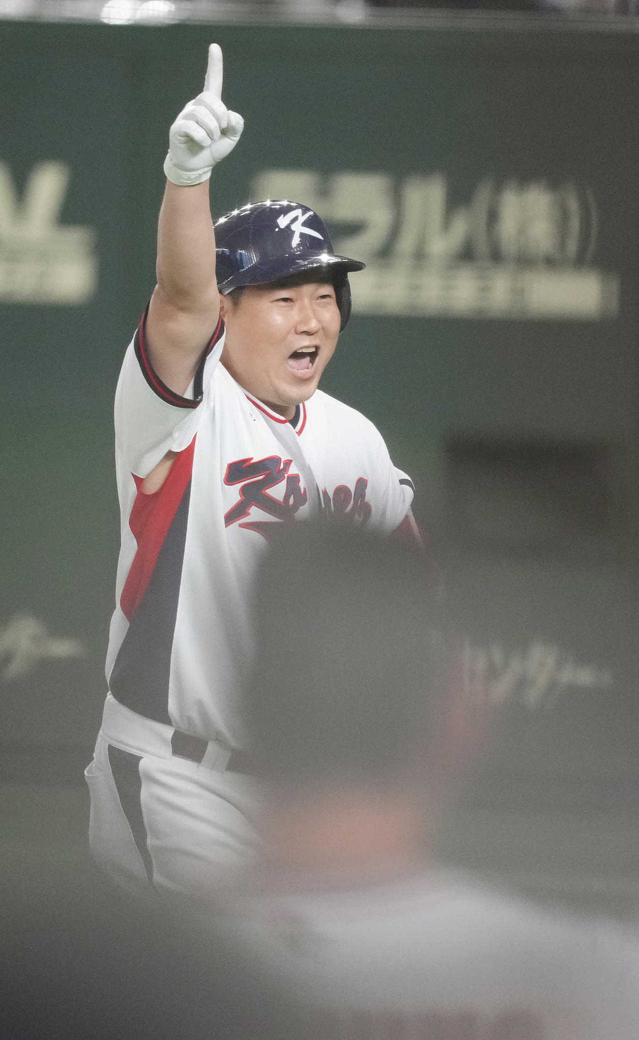 オーストラリア対韓国　5回裏韓国2死一、二塁、左越え3点本塁打を放った梁義智は指を突き上げる（撮影・鈴木みどり）
