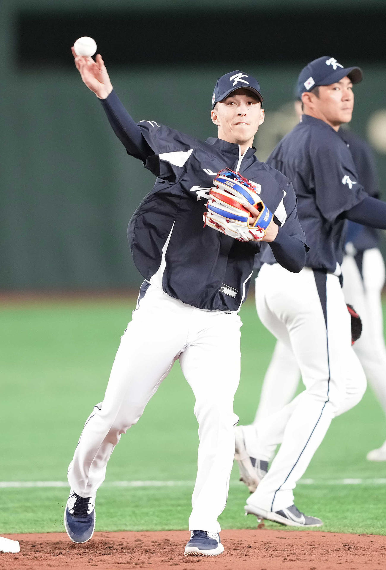 守備練習する韓国のエドマン（左）（撮影・鈴木みどり）