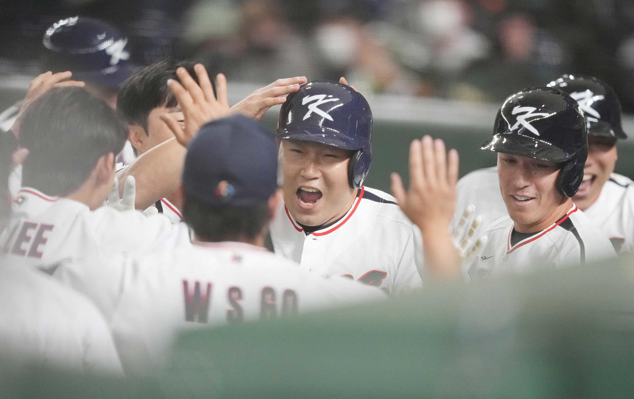 オーストラリア対韓国　5回裏韓国2死一、二塁、左越え3点本塁打を放った梁義智（中央）は生還し笑顔（撮影・鈴木みどり）