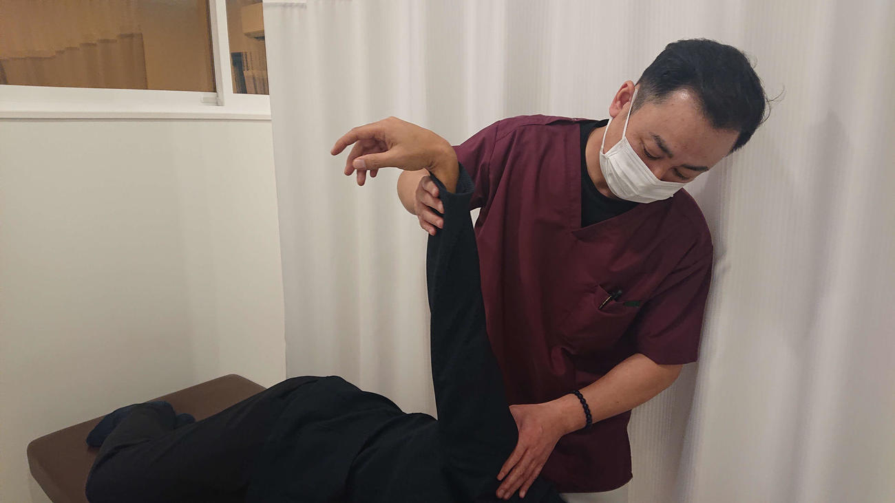 花巻市内に「東北スポーツ整骨院」を開業し、地域の方々、花巻東の選手たちの治療にあたる、大谷翔平の花巻東時代のトレーナー・小菅智美氏（2021年12月14日撮影）