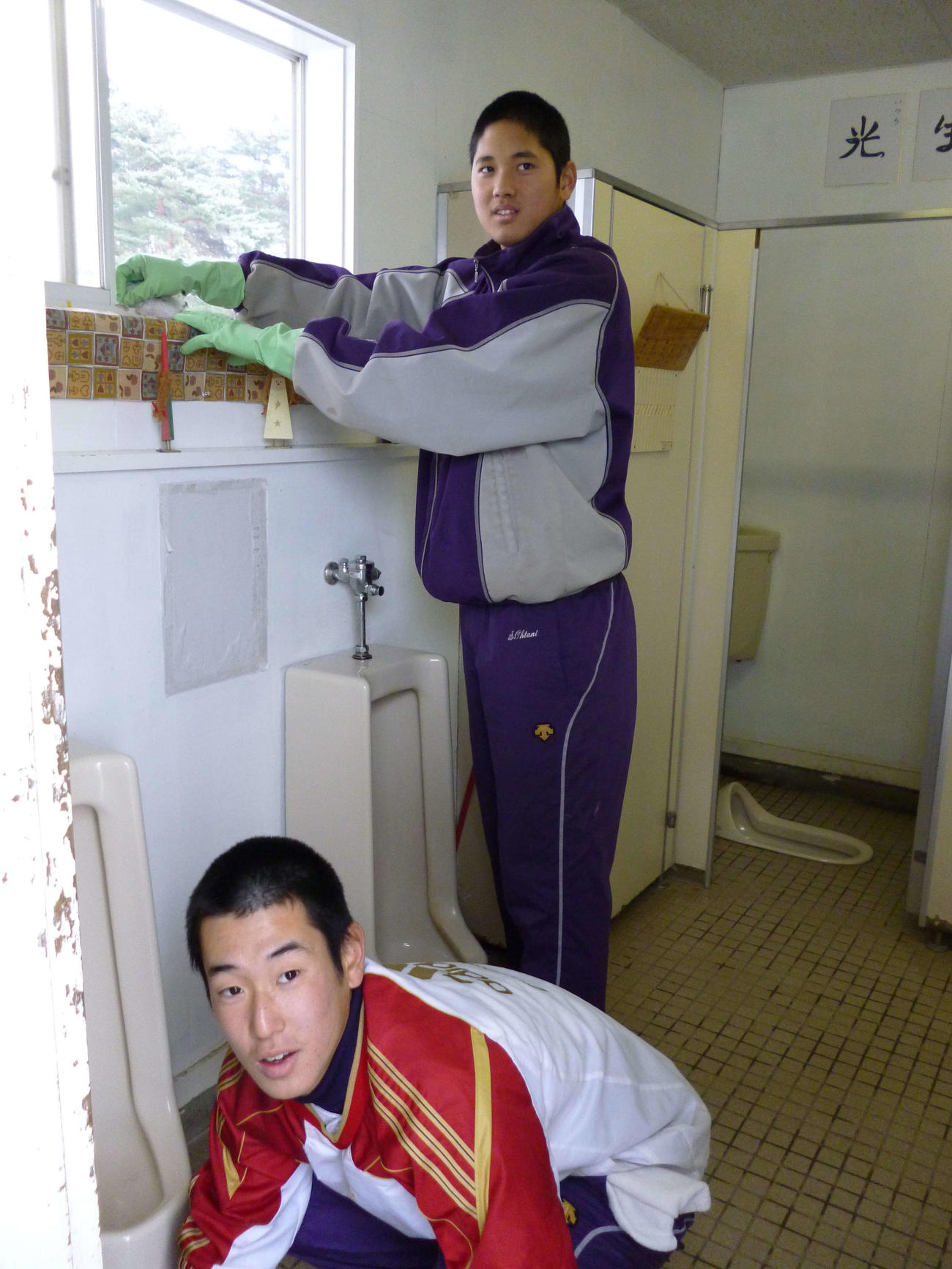 2011年年末、練習納めで施設内の大掃除に励む大谷（撮影・保坂淑子）