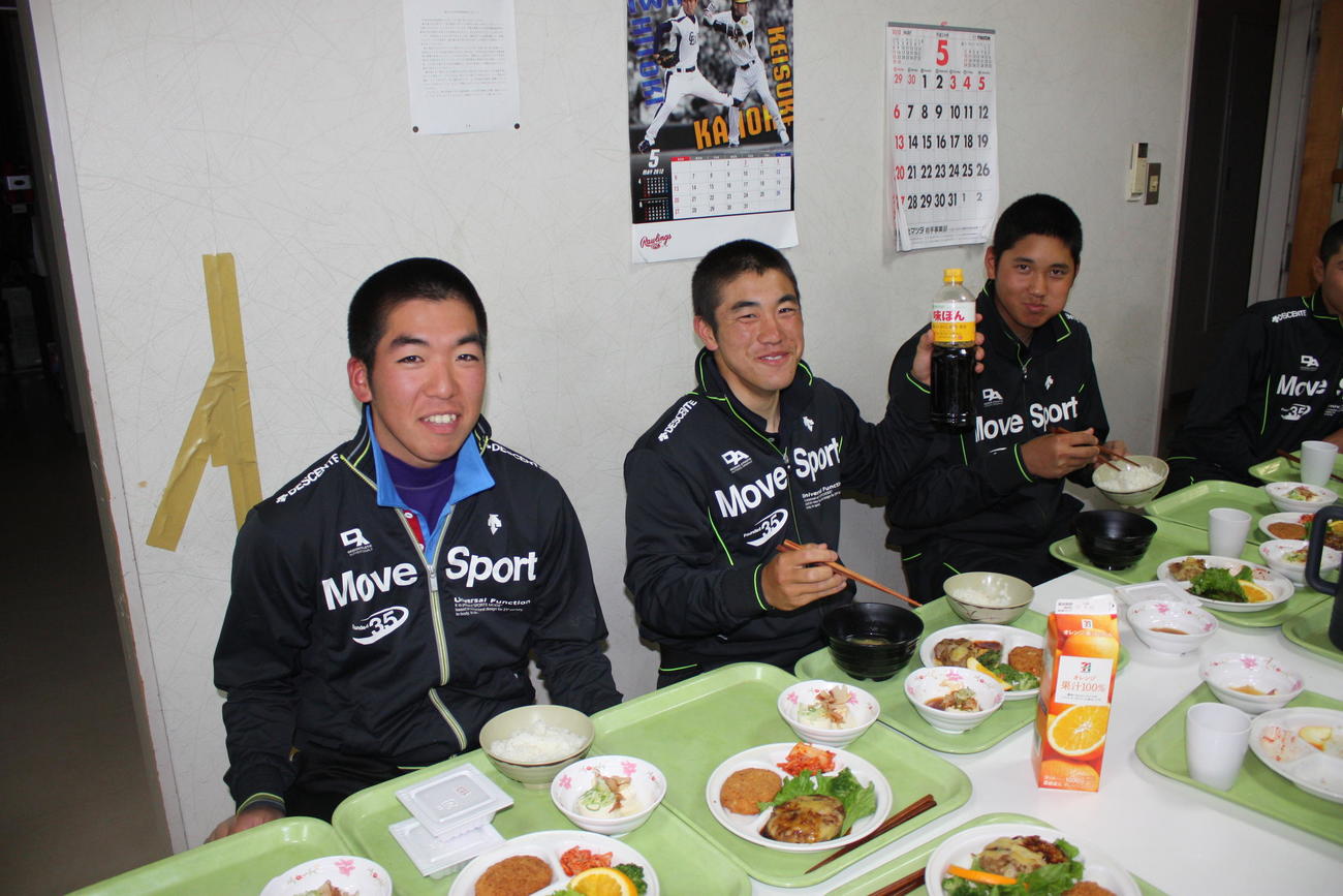 寮でチームメートとともに、食事をする大谷（写真右）。当時のノルマは、どんぶりメシ7杯だった（撮影・保坂淑子）