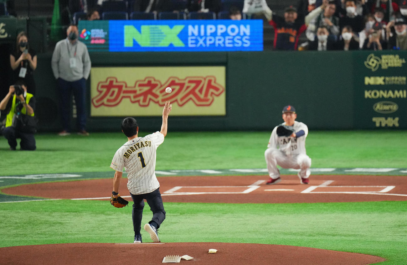 日本対中国　試合前、始球式を行うサッカー日本代表森保監督（撮影・垰建太）