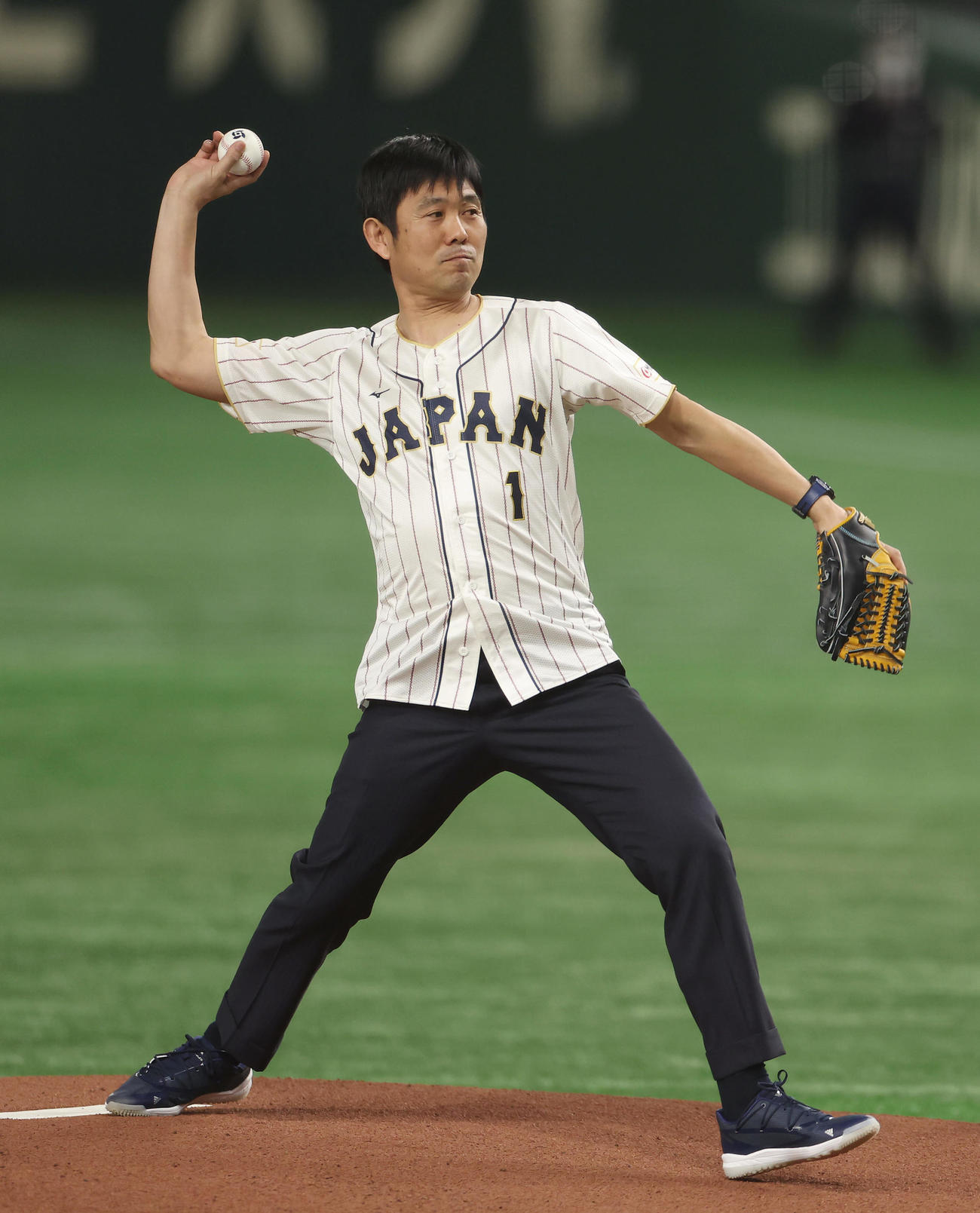 日本対中国　始球式を務めるサッカー日本代表森保監督（撮影・前田充）