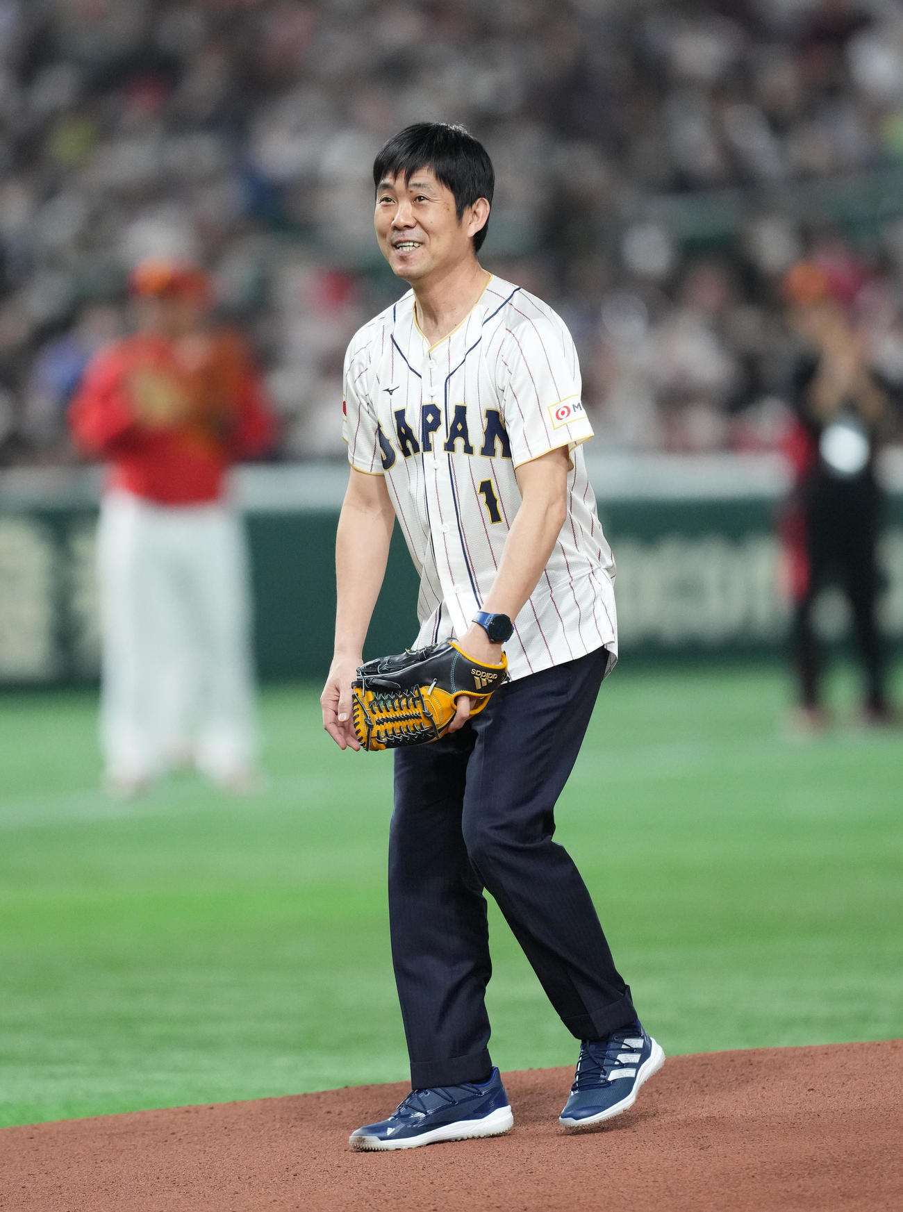 日本対中国戦で始球式を終え、笑顔を見せるサッカー日本代表の森保監督（撮影・菅敏）