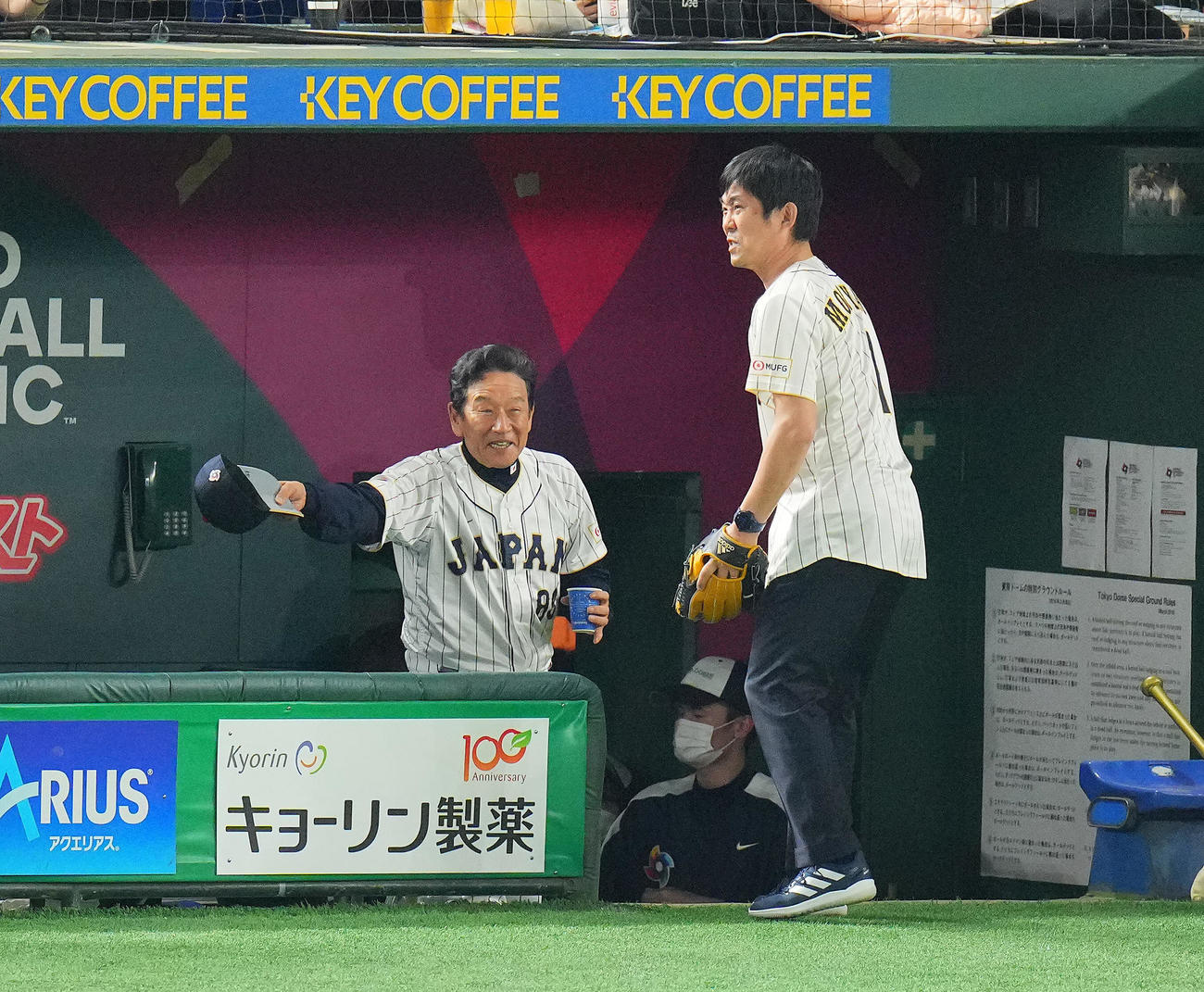 日本対中国　試合前、談笑する栗山監督（左）とサッカー日本代表森保監督＝2023年3月9日（撮影・垰建太）
