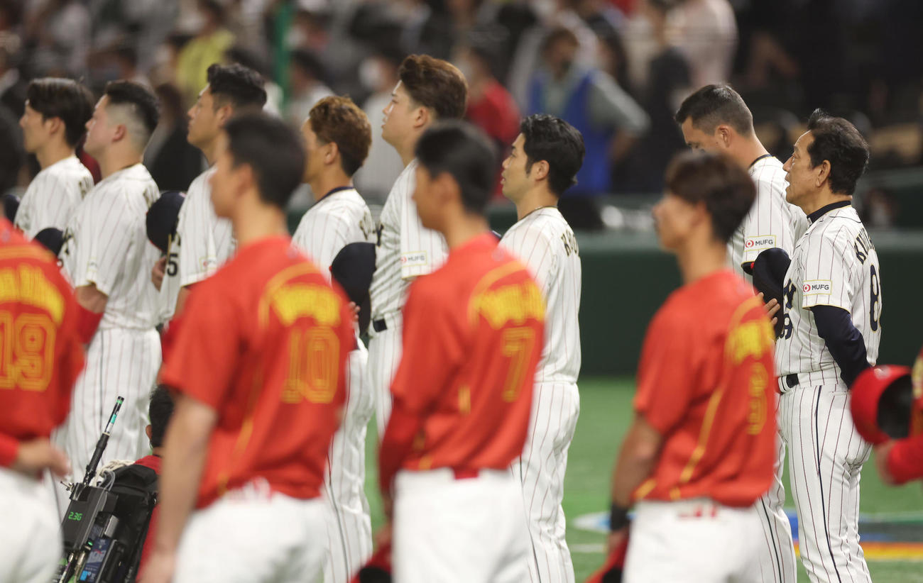 日本対中国　君が代を斉唱する栗山監督（右端）ら日本の選手たち（撮影・前田充）