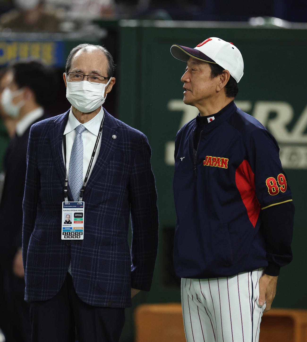 日本対中国　試合前、ソフトバンク王会長（左）と言葉を交わす栗山監督（撮影・前田充）