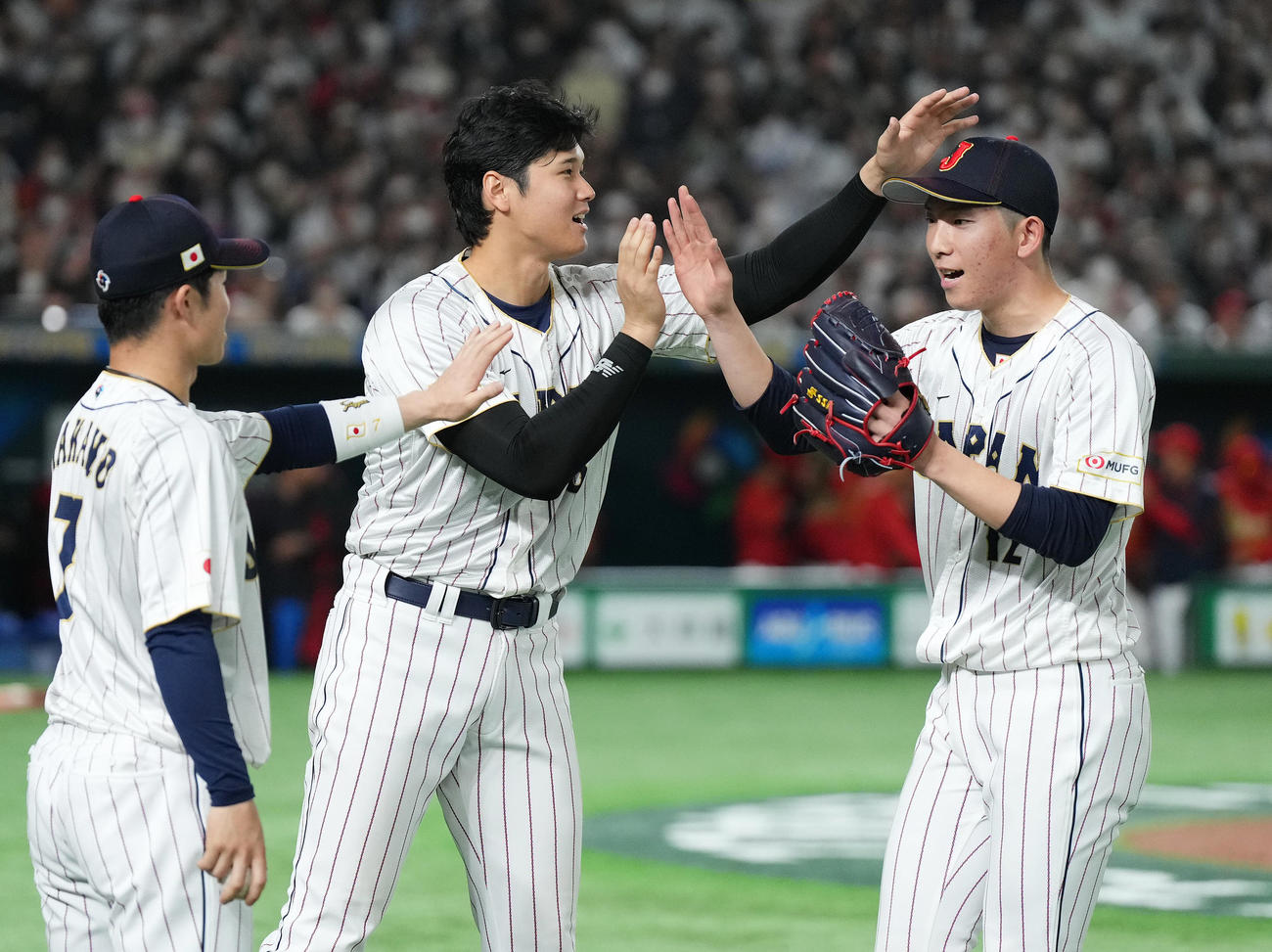 日本対中国　7回を終えた戸郷（右）をタッチで迎える大谷（撮影・菅敏）