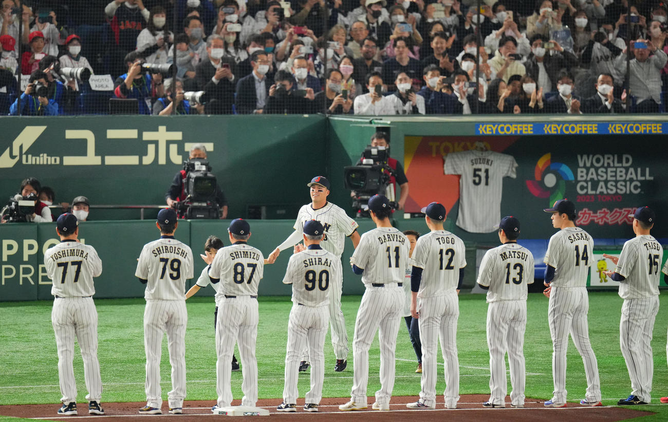 日本対中国　試合前、選手入場で笑顔を見せるヌートバー（中央）（撮影・垰建太）