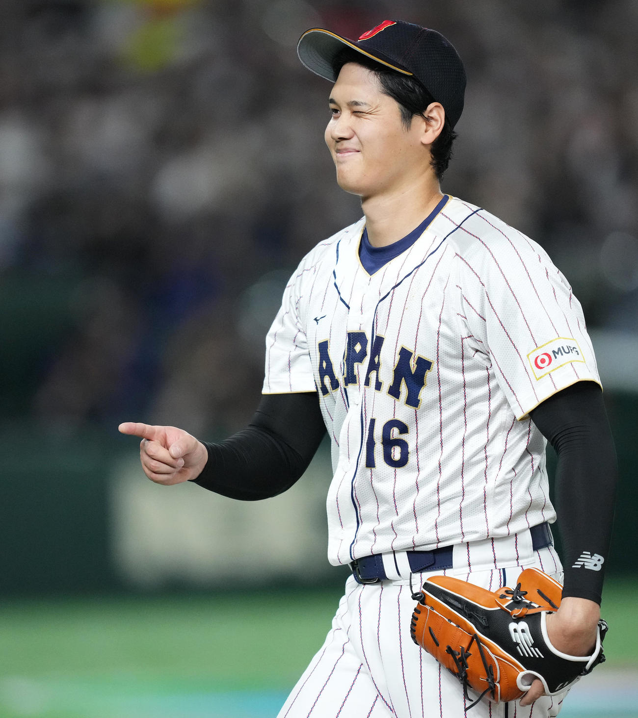 日本対中国　2回の投球を終え、ナインに向かってウインクする大谷（撮影・菅敏）
