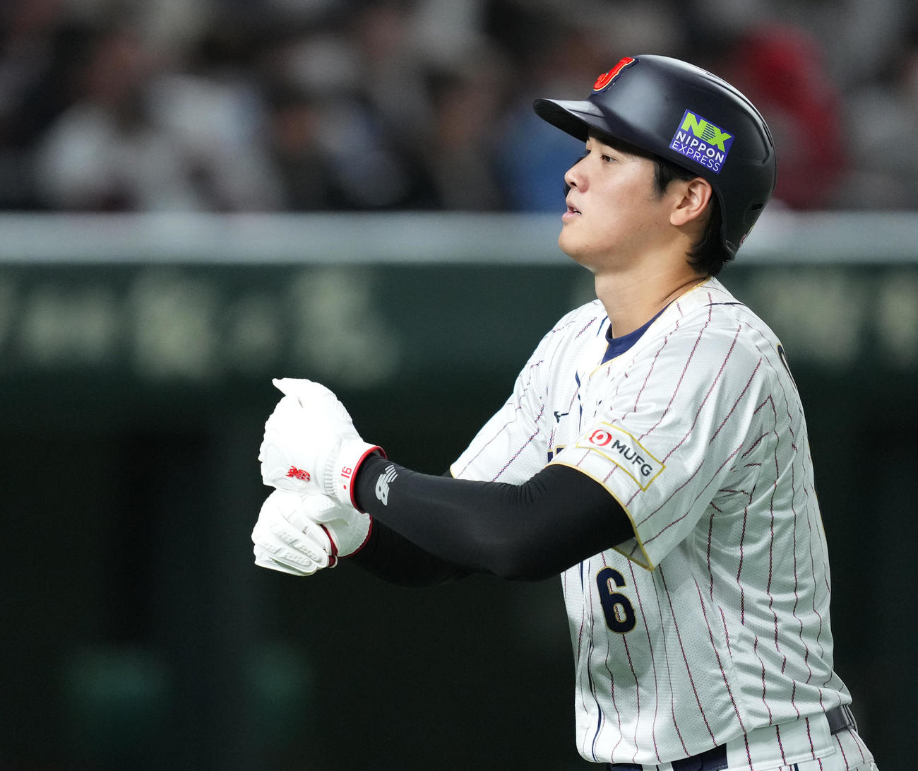 日本対中国　4回に2点適時二塁打を放った大谷は、ベンチ前でペッパーミル・ポーズをとる（撮影・菅敏）