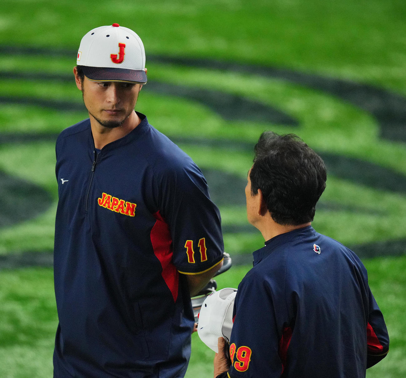 日本対中国　試合前練習中、栗山英樹監督（手前）と話すダルビッシュ（撮影・垰建太）