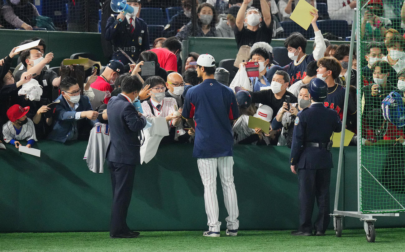 日本対中国　試合前練習を終えファンにサインするダルビッシュ（中央）（撮影・垰建太）