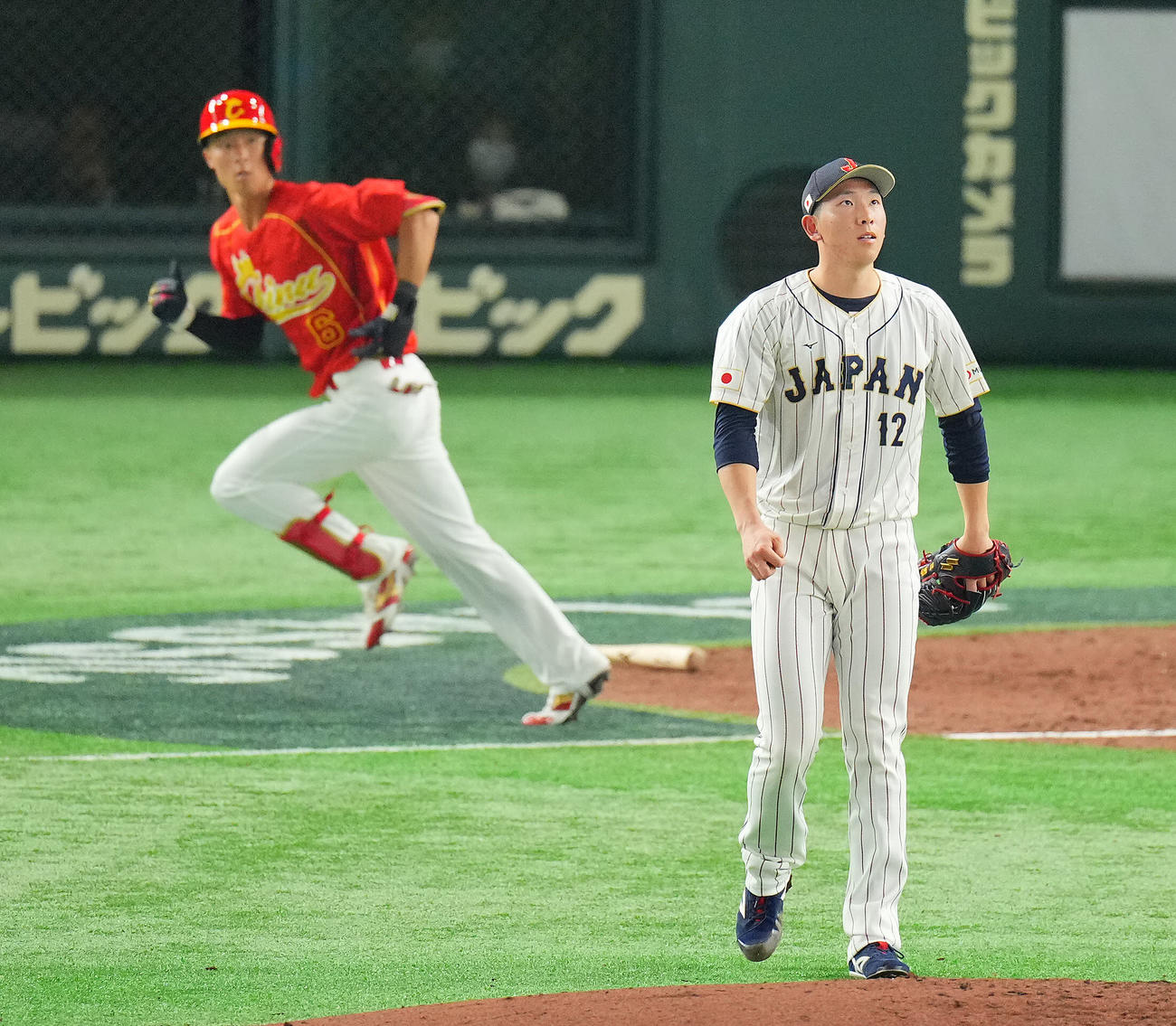 日本対中国　6回表中国2死、梁培に左越えソロ本塁打を浴びる戸郷（撮影・垰建太）