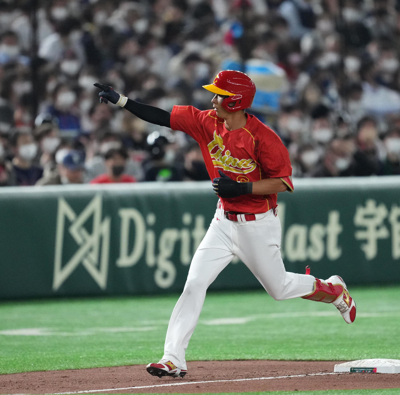 日本対中国　6回表中国2死、左越えに本塁打を放ち、ダイヤモンドを回る梁培（撮影・菅敏）