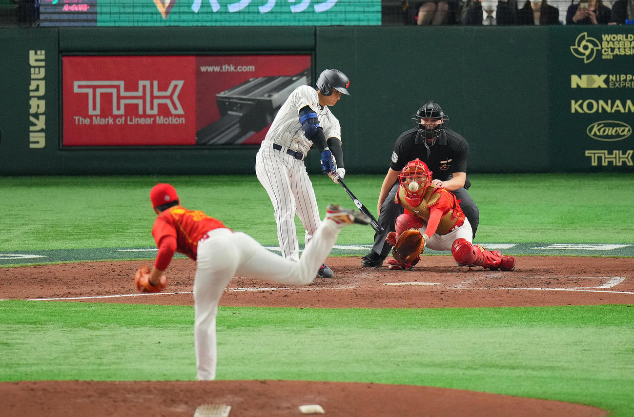 日本対中国　4回裏日本1死一、三塁、適時二塁打を放つ大谷。投手王唯（撮影・垰建太）