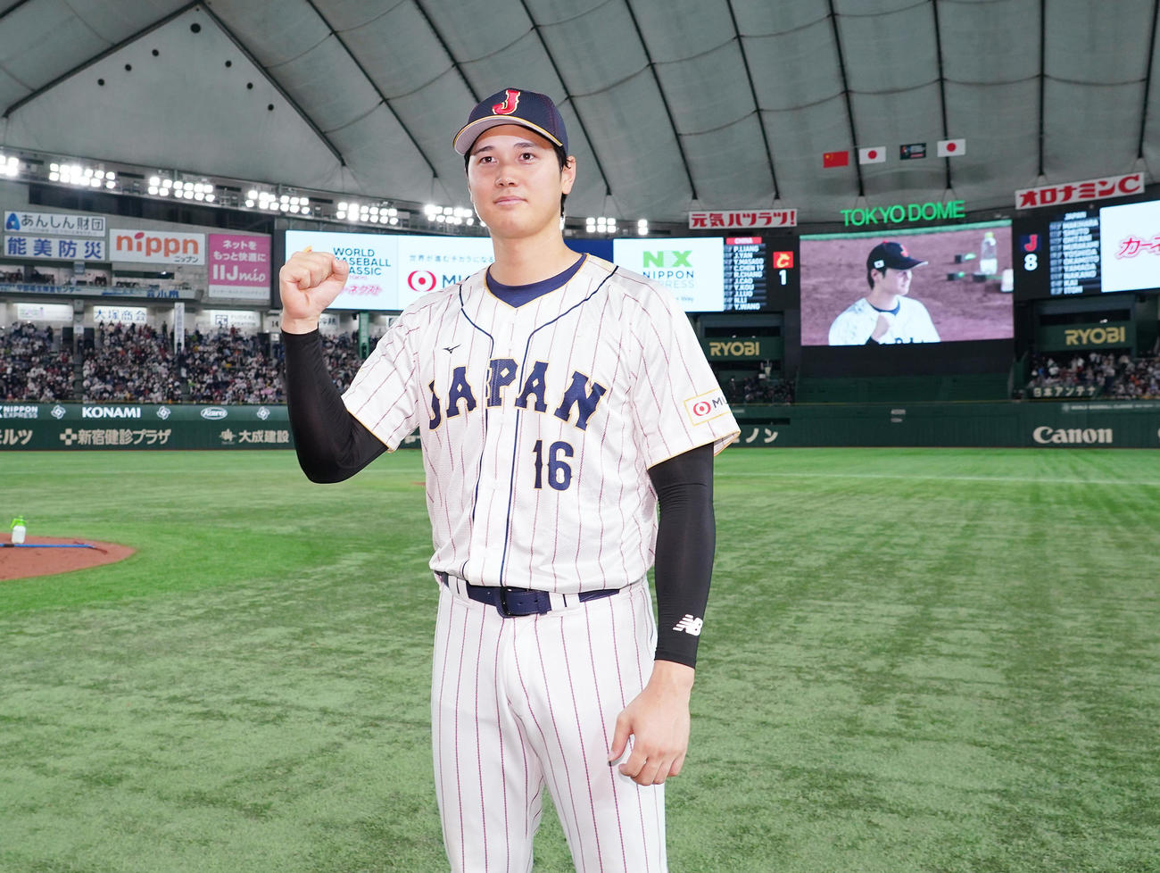 日本対中国　勝利投手の大谷は、笑顔でガッツポーズを見せる（撮影・菅敏）