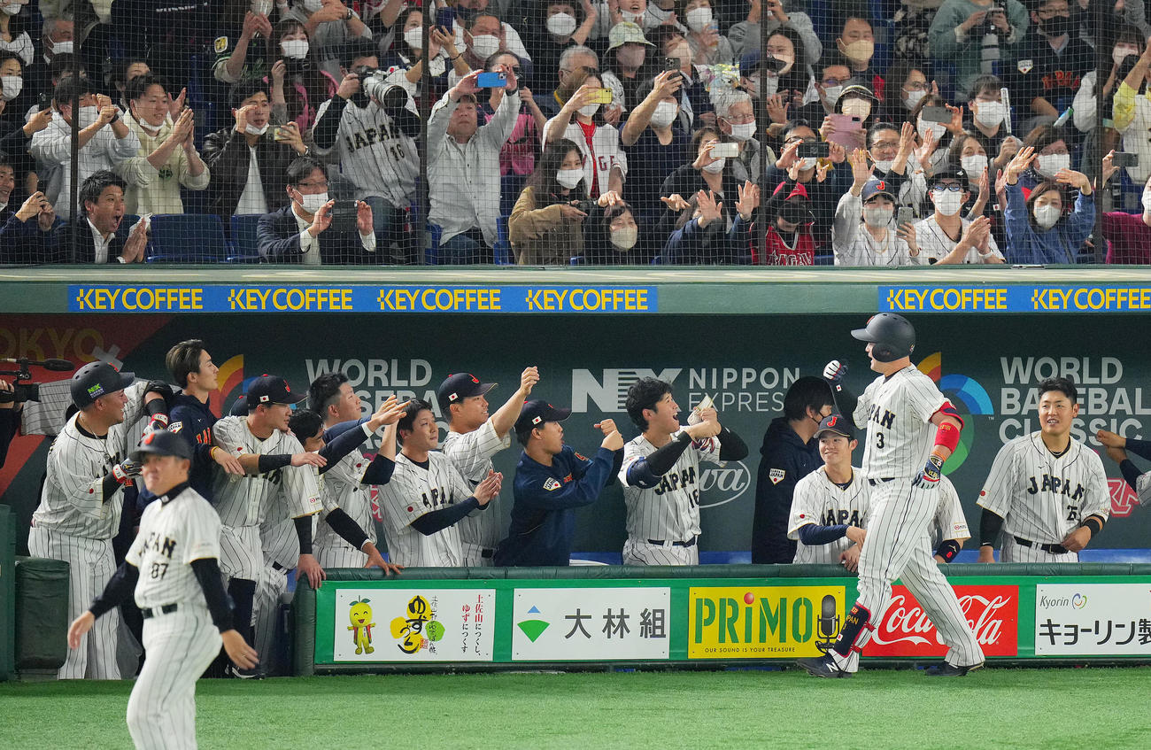 日本対中国　7回裏日本無死、ソロ本塁打を放った牧（右から2人目）はナインの出迎えを受ける（撮影・垰建太）