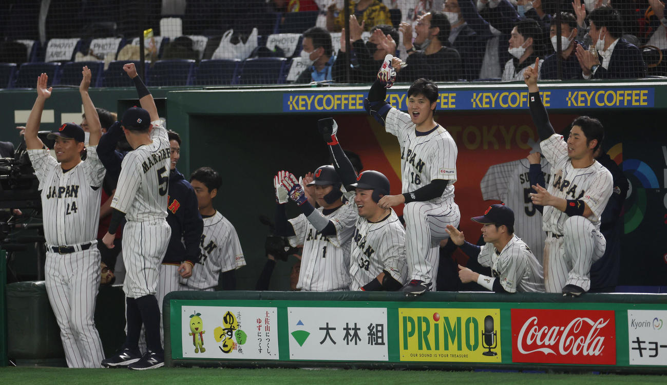 7回裏日本無死、牧が右越え本塁打を放ち、ベンチで喜ぶ大谷（右から3人目）ら日本ナイン（撮影・前田充）