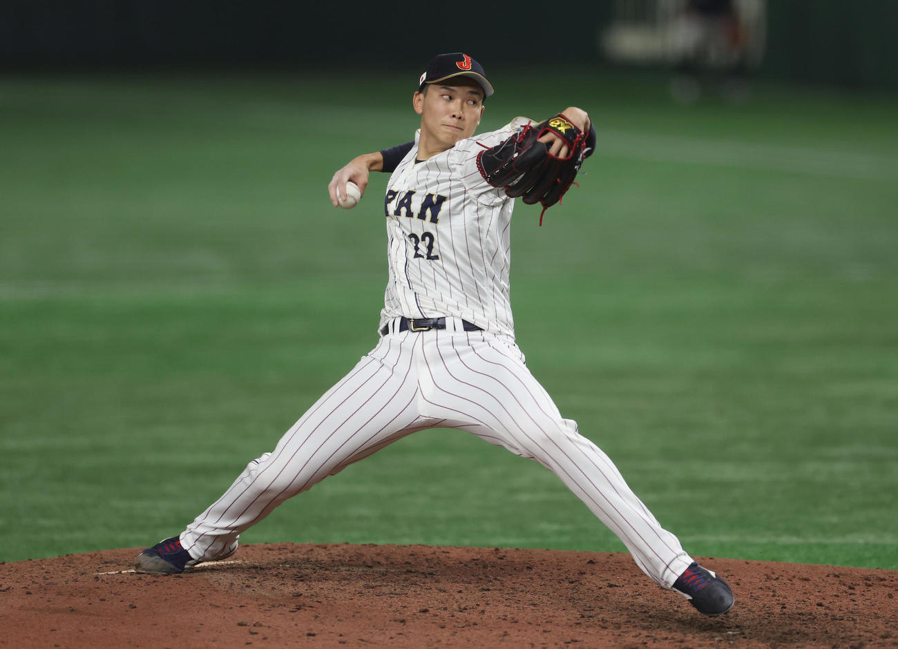 日本対中国　8回表、力投する日本3番手の湯浅（撮影・前田充）