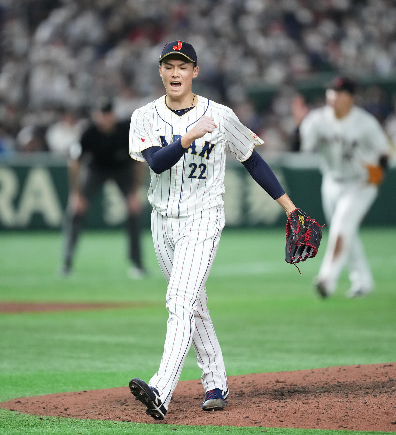 日本対中国　8回、日本3番手の湯浅は、この回を投げ終え雄たけびを上げる（撮影・菅敏）