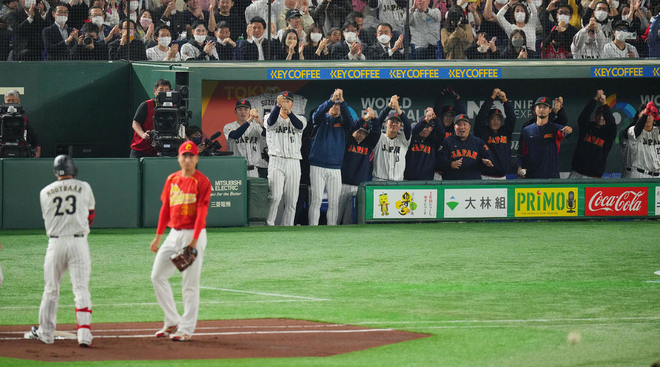 日本対中国　1回裏日本無死、中前打を放ったヌートバー（左）をペッパーミル・パフォーマンスで祝福する佐々木（左端）らベンチナイン（撮影・垰建太）