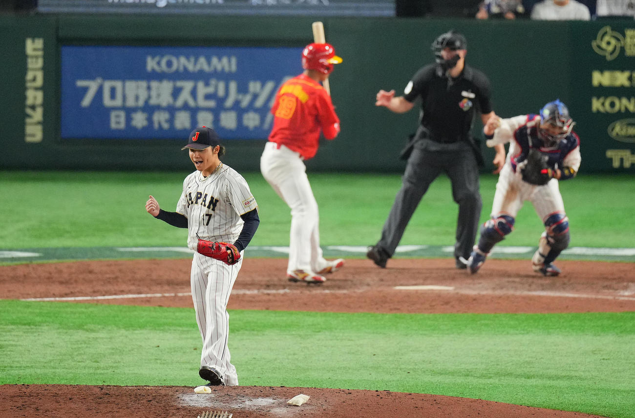 日本対中国　9回表の中国の攻撃を無失点で締めガッツポーズする伊藤（手前）（撮影・垰建太）