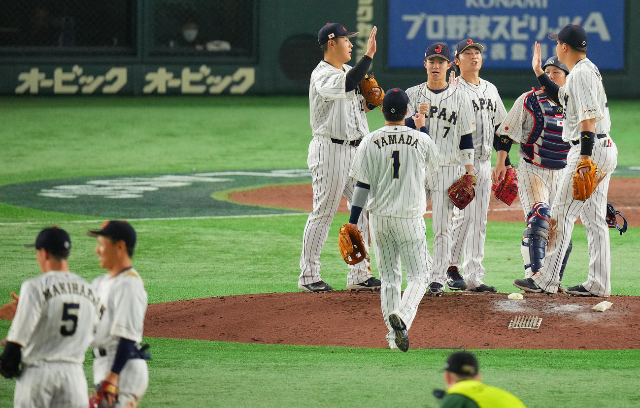 日本対中国　中国に勝利しタッチを交わす日本の選手たち（撮影・垰建太）