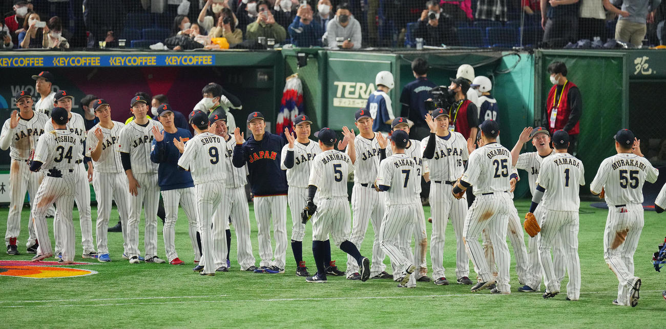 日本対中国　中国に勝利しタッチを交わす大谷（右から5人目）ら日本の選手たち（撮影・垰建太）